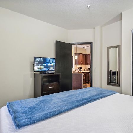 Cozy One Bedroom Condo With Indoor Pool And Hottub Canmore Exteriör bild