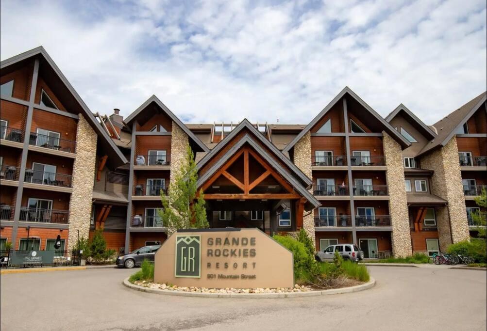 Cozy One Bedroom Condo With Indoor Pool And Hottub Canmore Exteriör bild